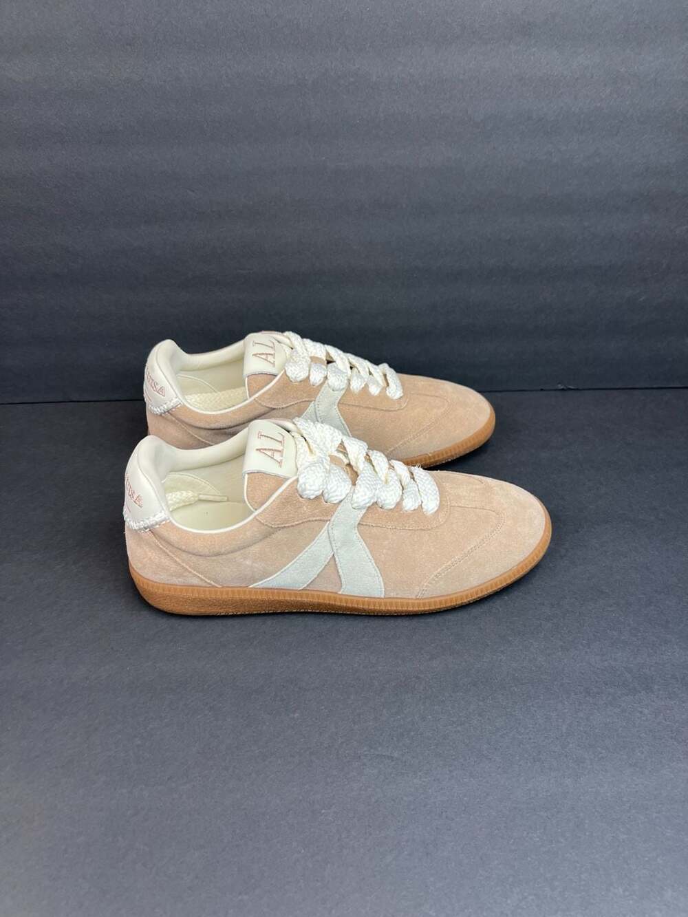 Anna Luisa Milano Suede Gum Sole Low-Top Sneakers Women’s US Size 11